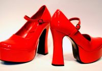 Cómo combinar unos zapatos rojos